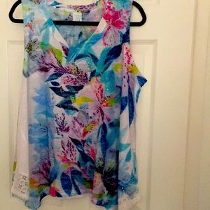 Sleeveless tank top style top. Women’s size 16-18